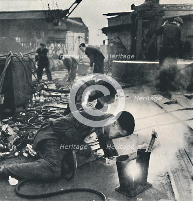 'Rivetting', 1941. Artist: Cecil Beaton.