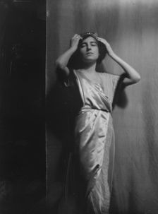 Rice, Muriel, Miss, portrait photograph, 1913. Creator: Arnold Genthe