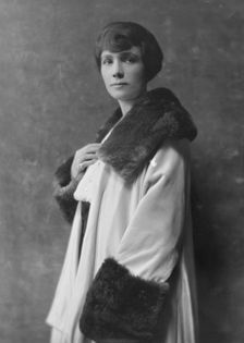 Rice, S.A., Mrs., portrait photograph, 1916 Mar. 14. Creator: Arnold Genthe