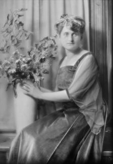 Rich, Dorothy, Miss, portrait photograph, 1915 Oct. 26. Creator: Arnold Genthe