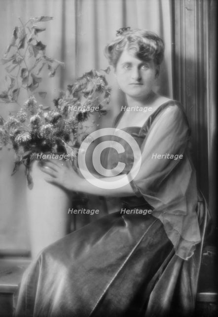 Rich, Dorothy, Miss, portrait photograph, 1915 Oct. 26. Creator: Arnold Genthe.