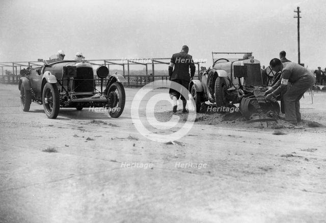 RSS Hebeler's Lagonda passing R Childe's crashed Lea-Francis, BARC 6-Hour Race, Brooklands, 1929, Artist: Bill Brunell.