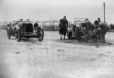 RSS Hebeler's Lagonda passing R Childe's crashed Lea-Francis, BARC 6-Hour Race, Brooklands, 1929, Artist: Bill Brunell