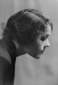 Rutland, Belle, Miss, portrait photograph, 1914 Aug. 31. Creator: Arnold Genthe