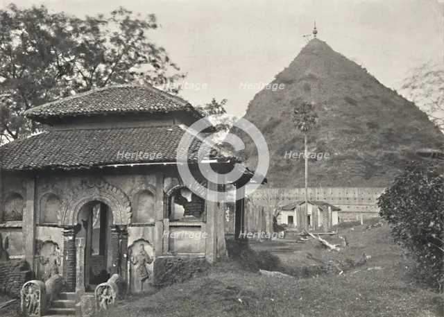 'Ruwanwali Dagoba zu Anuradhapura. Ostseite', 1926. Artist: Unknown.