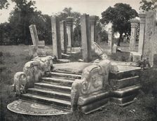 Ruinen einer Pfeilerhalle, davor Treppe mit Mondstein (s. Tafel 79), Anuradhapura 1926