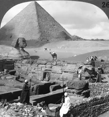 Ruins of the granite temple, the Sphinx and Great Pyramid, Egypt 1905.Artist: Underwood & Underwood