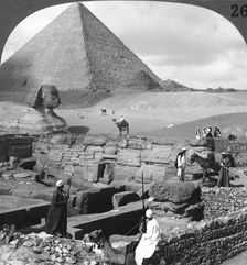 Ruins of the granite temple, the Sphinx and Great Pyramid, Egypt 1905.Artist: Underwood & Underwood