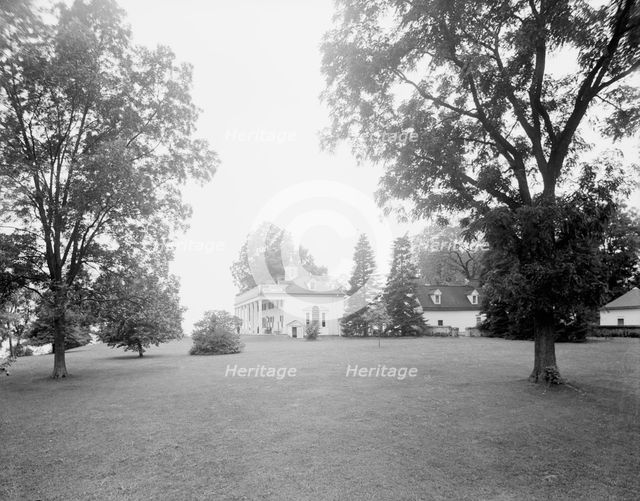 S.E. view of the mansion, Mt. Vernon, Va., between 1900 and 1915. Creator: Unknown.