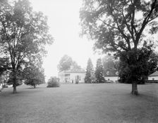 S.E. view of the mansion, Mt. Vernon, Va., between 1900 and 1915. Creator: Unknown