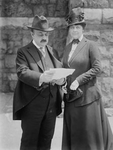 Wm. Reynolds & wife, between c1915 and c1920. Creator: Bain News Service