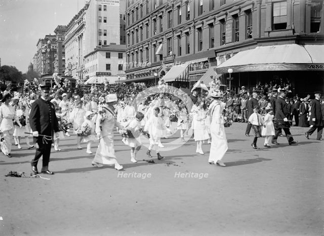 Woman Suffrage - Parade, 1914. Creator: Harris & Ewing.