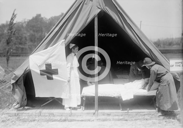 Woman's National Service School, Under Woman's Section, Navy League, Inst. By Red Cross in..., 1916. Creator: Harris & Ewing.