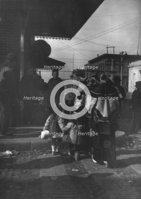 Women and children crossing a street, Chinatown, San Francisco, between 1896 and 1906. Creator: Arnold Genthe.