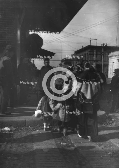Women and children crossing a street, Chinatown, San Francisco, between 1896 and 1906. Creator: Arnold Genthe.