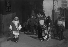 Women and children walking down a street, Chinatown, San Francisco, between 1896 and 1906. Creator: Arnold Genthe