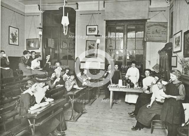 Women and girls in a classroom, Surrey Square Evening Institute for Women, London, 1914. Artist: Unknown.