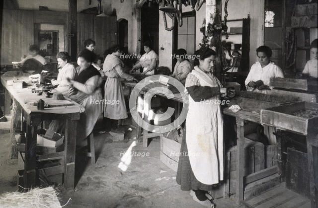 Women working in a packing shop, 1918.