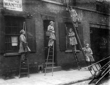 Women window cleaners, Nottingham, Nottinghamshire, 1917