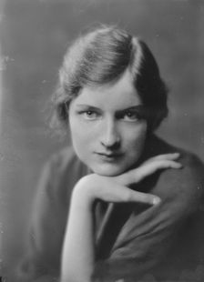 Wood, Peggy, Miss, portrait photograph, 1917 Aug. 27. Creator: Arnold Genthe