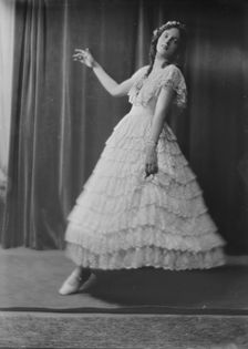 Wood, Peggy, Miss, portrait photograph, 1917 Aug. 27. Creator: Arnold Genthe