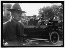Woodrow Wilson and wife (Edith Bolling Wilson) in back seat of automobile, between 1916 and 1918. Creator: Harris & Ewing