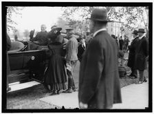 Woodrow Wilson and wife (Edith Bolling Wilson) in back seat of automobile, between 1916 and 1918. Creator: Harris & Ewing