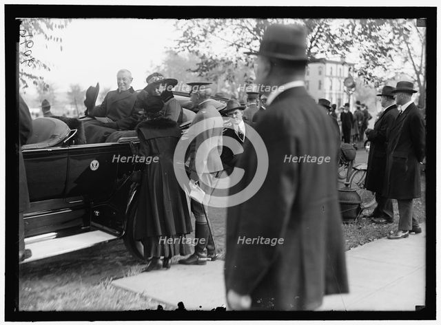 Woodrow Wilson and wife (Edith Bolling Wilson) in back seat of automobile, between 1916 and 1918. Creator: Harris & Ewing.