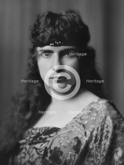 Woodward, Miss, portrait photograph, 1915 May 25. Creator: Arnold Genthe.
