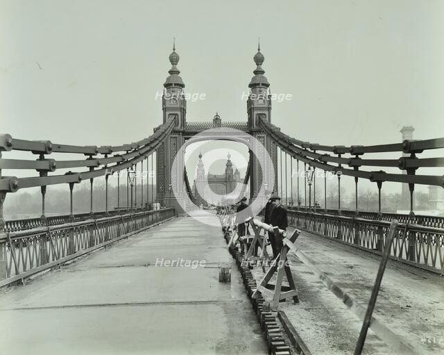 Workmen on old Chelsea Bridge, London, 1921. Artist: Unknown.