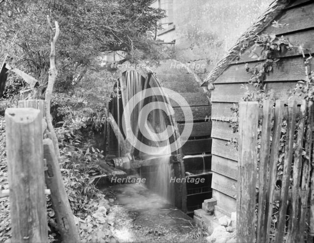 Waterwheel, Old Mill, Chipping Campden, Gloucestershire, 1900. Artist: Henry Taunt.
