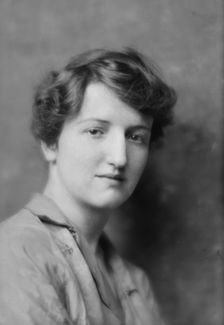 Watson, Ruth, Miss, portrait photograph, 1915. Creator: Arnold Genthe