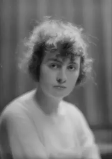 Waite, W., Miss, portrait photograph, 1915. Creator: Arnold Genthe