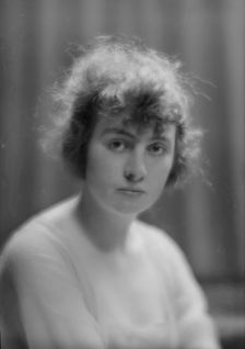 Waite, W., Miss, portrait photograph, 1915. Creator: Arnold Genthe