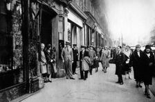 Waiting for seamstresses leaving work, Paris, 1931.Artist: Ernest Flammarion