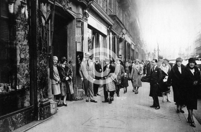Waiting for seamstresses leaving work, Paris, 1931.Artist: Ernest Flammarion