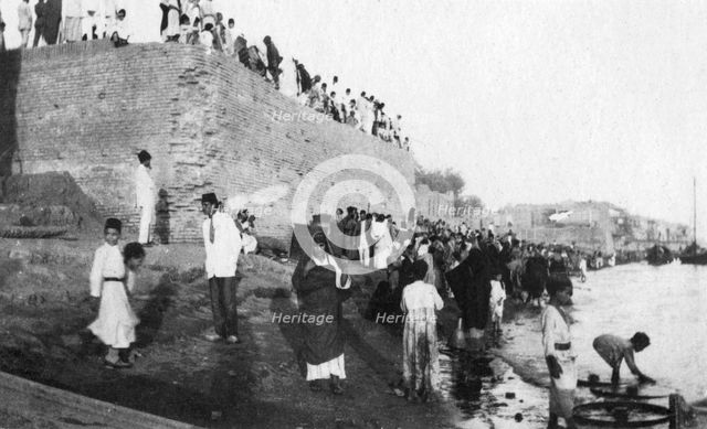 Waiting for the troop barges to arrive, Tigris River, Baghdad, Iraq, 1917-1919. Artist: Unknown
