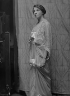 Wallach, Alma, Miss, portrait photograph, 1914 Jan. 24. Creator: Arnold Genthe