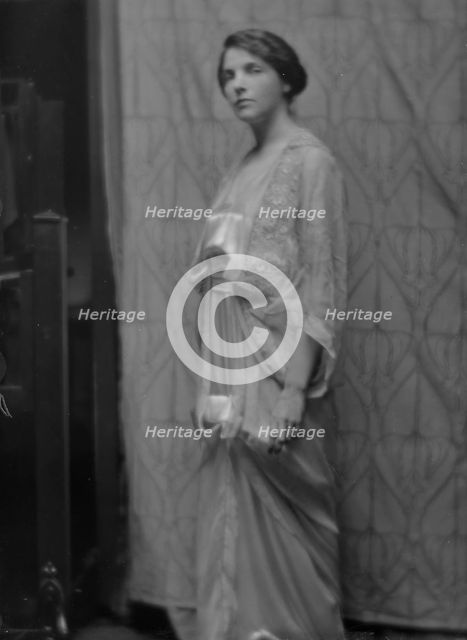 Wallach, Alma, Miss, portrait photograph, 1914 Jan. 24. Creator: Arnold Genthe.