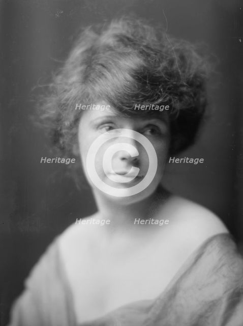 Walmsley, Isabel, Mrs., portrait photograph, 1914. Creator: Arnold Genthe.