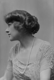 Walters, L., Miss, portrait photograph, 1914 Aug. 19. Creator: Arnold Genthe