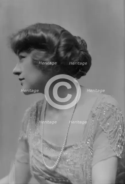 Walters, L., Miss, portrait photograph, 1914 Aug. 19. Creator: Arnold Genthe.