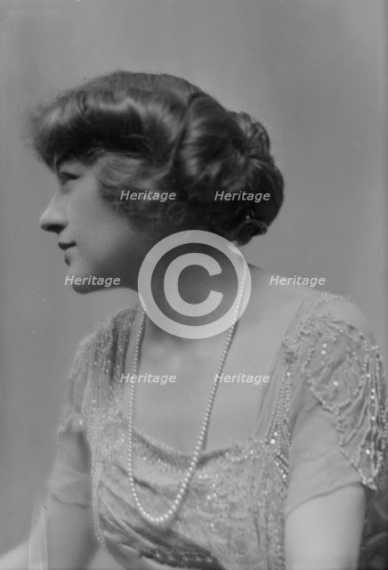 Walters, L., Miss, portrait photograph, 1914 Aug. 19. Creator: Arnold Genthe.