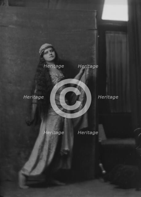 Wanger, Beatrice, Miss, 1916 Oct. 24. Creator: Arnold Genthe.