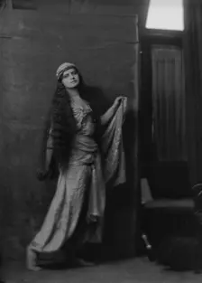 Wanger, Beatrice, Miss, 1916 Oct. 24. Creator: Arnold Genthe
