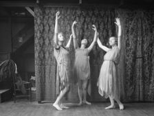 Wanger, Beatrice, Miss, and other dancers, between 1912 and 1920. Creator: Arnold Genthe