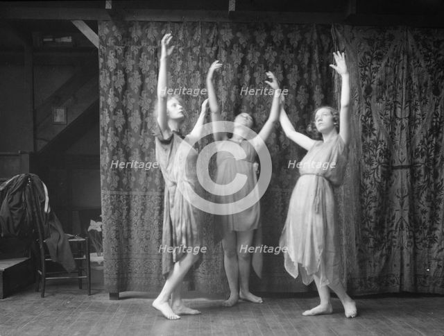 Wanger, Beatrice, Miss, and other dancers, between 1912 and 1920. Creator: Arnold Genthe.