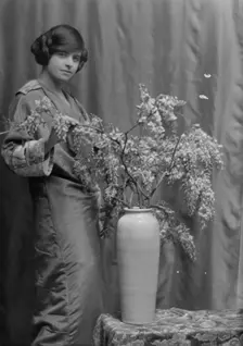 Wanger, Beatrice, Miss, portrait photograph, between 1912 and 1915. Creator: Arnold Genthe
