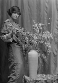 Wanger, Beatrice, Miss, portrait photograph, between 1912 and 1915. Creator: Arnold Genthe