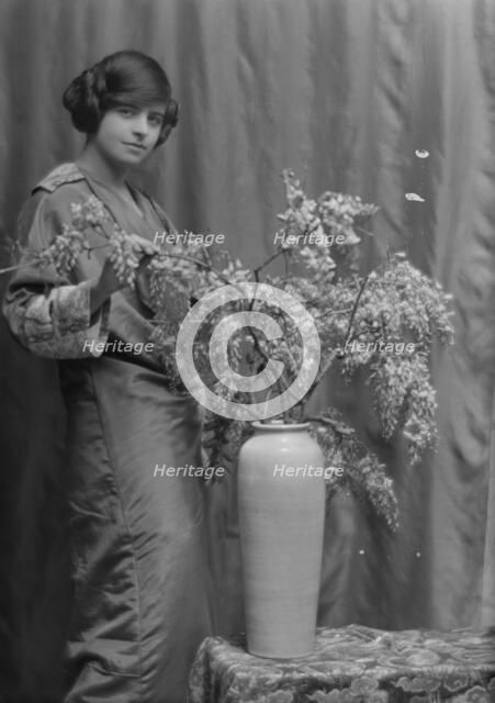 Wanger, Beatrice, Miss, portrait photograph, between 1912 and 1915. Creator: Arnold Genthe.
